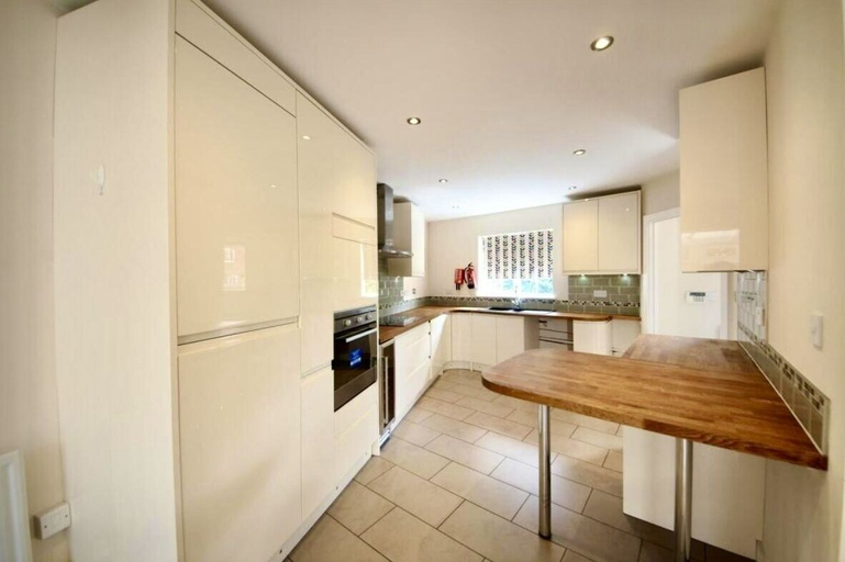Private kitchen 5, Stunning 5-bed House in Peterborough, Host 15 g, Peterborough