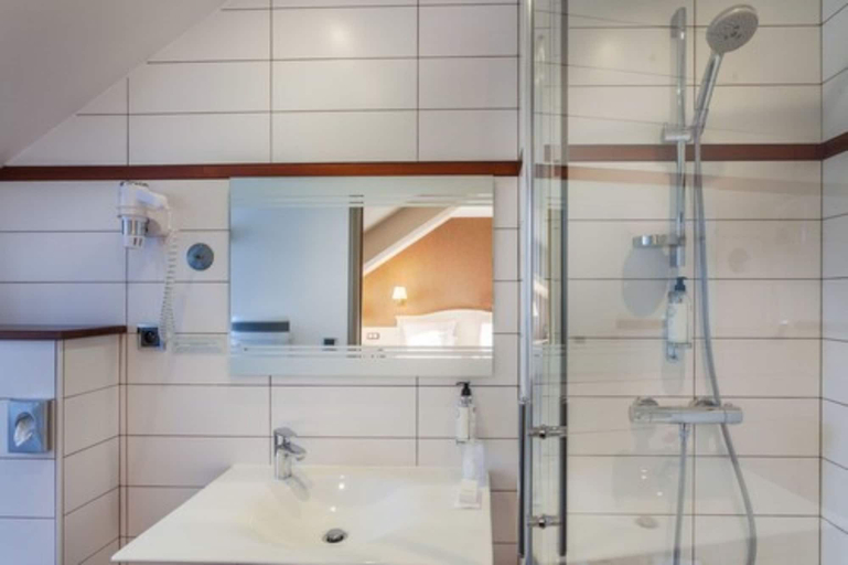 Bathroom 4, Best Western Le Duguesclin, Côtes-d'Armor