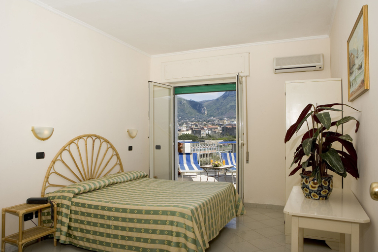 Bedroom 3, Hotel Klein Wien, Napoli