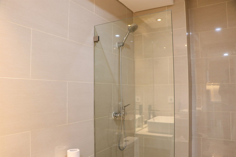 Bathroom 5, Brand New 2BR at Daan Mogot City Apartment By Travelio, Jakarta Barat