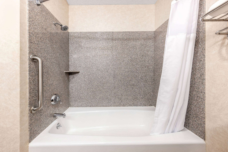 Bathroom 4, Baymont by Wyndham Pratt, Pratt