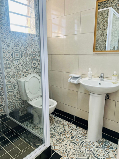Bathroom 5, Safi Self-Catering Suites, Buffalo City