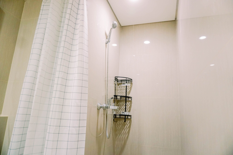 Bathroom 3, Homey And Simply Look 1Br Bintaro Embarcadero Apartment, Tangerang Selatan