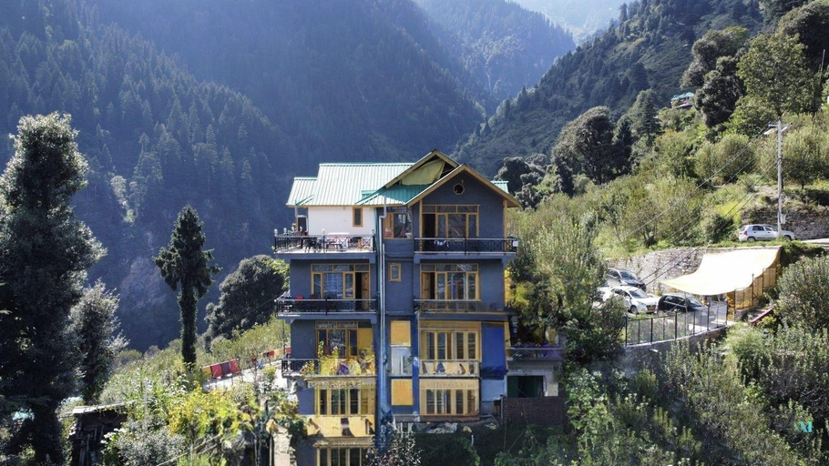 Exterior & Views