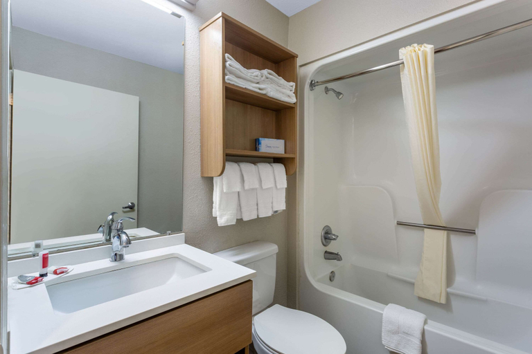 Bathroom 4, Microtel Inn by Wyndham Matthews/Charlotte, Mecklenburg