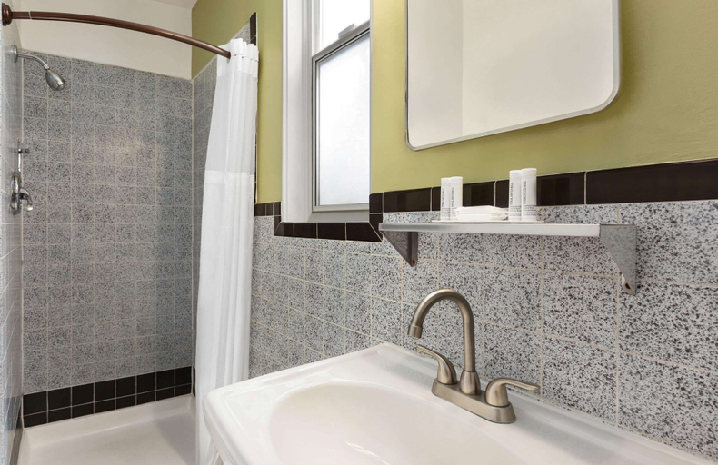 Bathroom 5, Baymont by Wyndham Fort Bragg, Mendocino