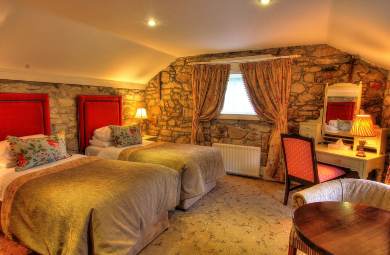 Bedroom 2, Cabra Castle Hotel