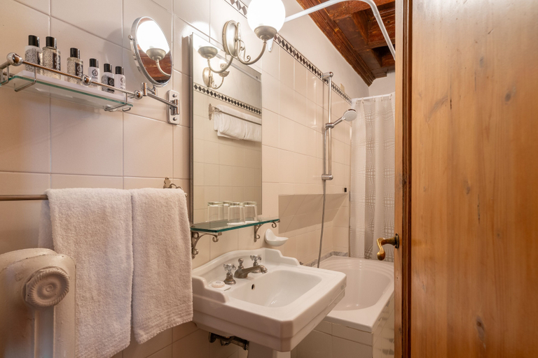 Bathroom 4, Loggiato dei Serviti, Florence