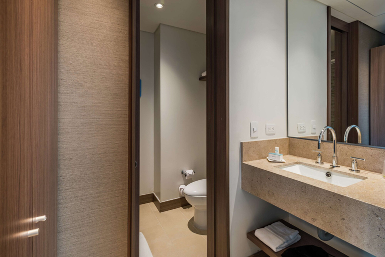 Bathroom 5, Hampton by Hilton Bogota Airport, Santafé de Bogotá