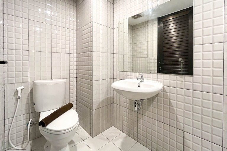 Bathroom 4, Simply Look Studio At 21St Floor De Prima Apartment, Medan