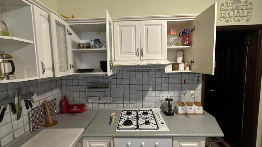 Private kitchen, Villa - Private Pool, Free Parking & pet Friendly