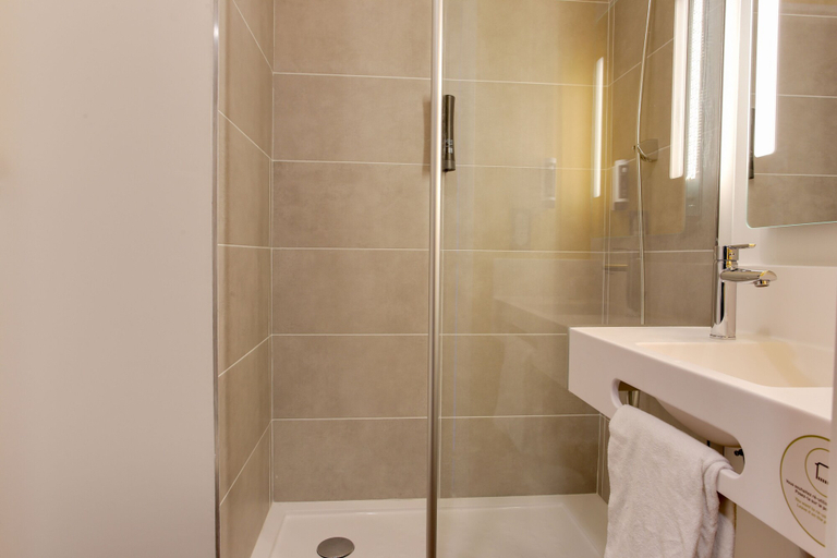 Bathroom 4, B&B HOTEL Dijon Valmy Toison d'Or, Côte-d'Or