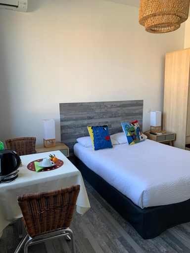 Bedroom 3, Hotel Restaurant La Plage, Bouches-du-Rhône