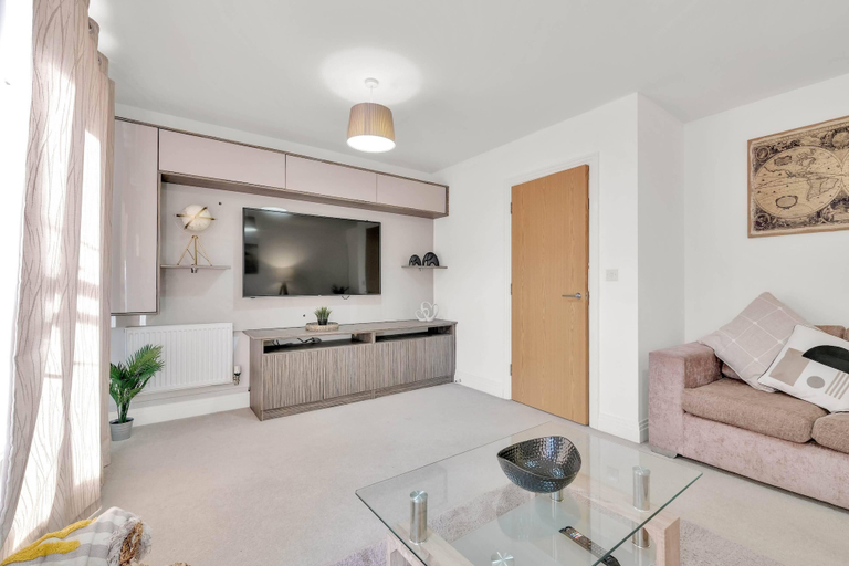 Others 5, Foxherne 6 Bdrm, 3BA Hse -17, Slough