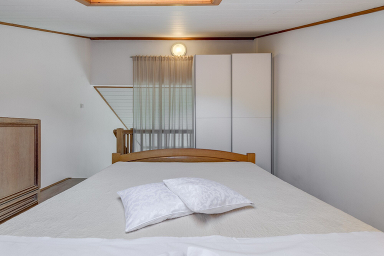 Others 2, Beachfront Apartment With Balcony and Parking, Split