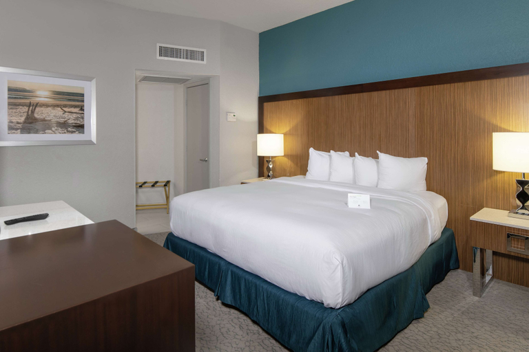 Bedroom 3, DoubleTree by Hilton Hotel Jacksonville Airport, Duval