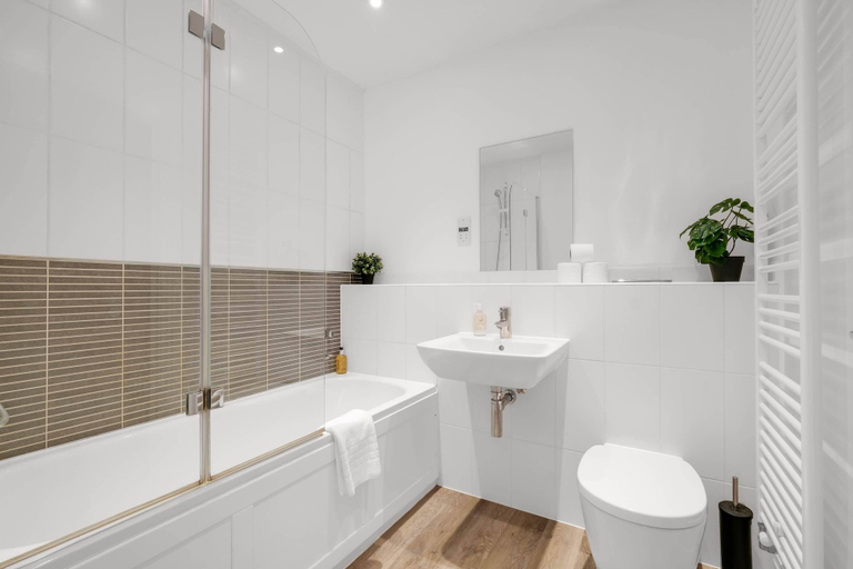 Bathroom 3, Foxherne 6 Bdrm, 3BA Hse -17, Slough