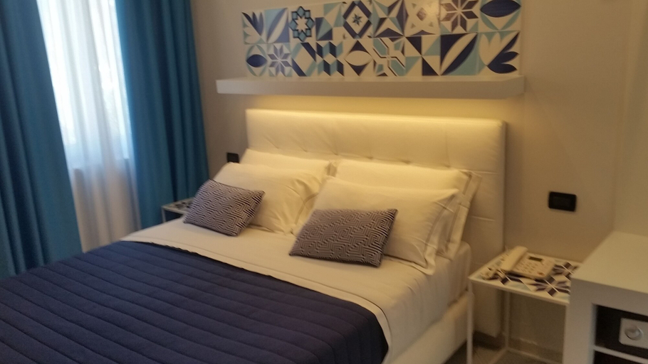Bedroom 3, Hotel Leone, Napoli