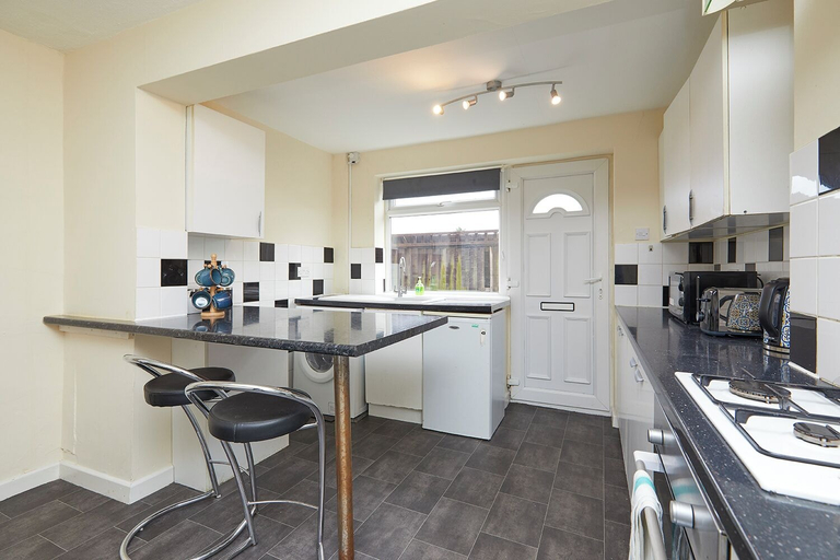 Others 5, Comfortable 4-bed House in Hucknall, Nottingham, Nottinghamshire