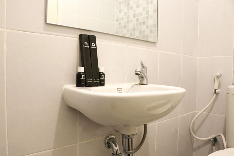 Bathroom 3, Restful And Simply Studio Tokyo Riverside Pik 2 Apartment, Tangerang