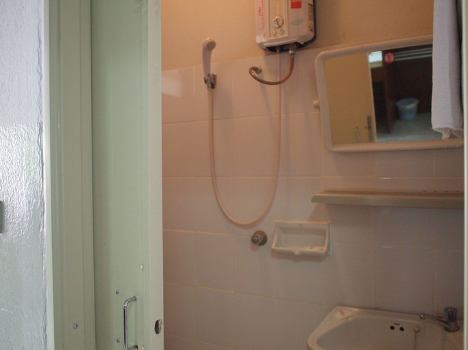 Bathroom 4, Roongruang Hotel, Muang Chiang Mai