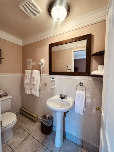 Bathroom 4, Le Chateau du Lac, Memphrémagog