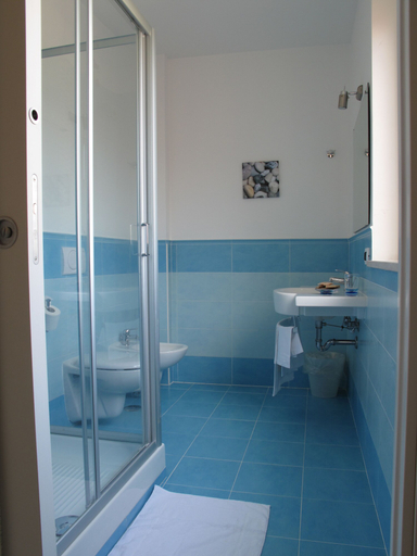 Bathroom 5, Hotel Cosmomare, Napoli