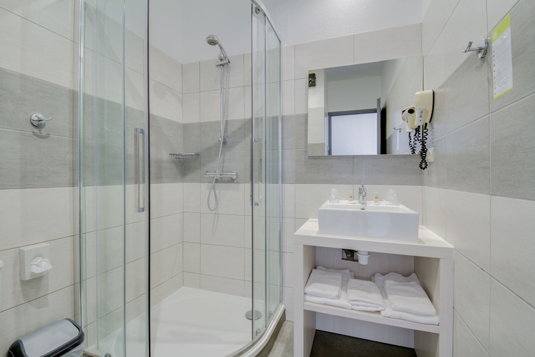 Bathroom 5, Le Regina Hotel et restaurant Canet-plage, Pyrénées-Orientales
