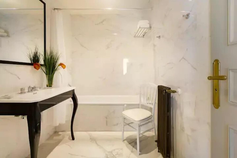 Bathroom 5, Le Château d'Hardricourt, Yvelines