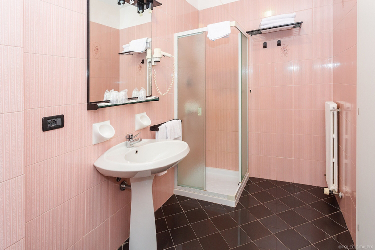 Bathroom 5, RHI Porta Bologna, Bologna