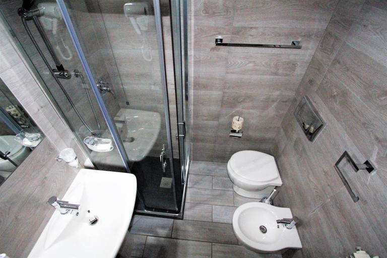 Bathroom 3, Hotel Corallo, Milano