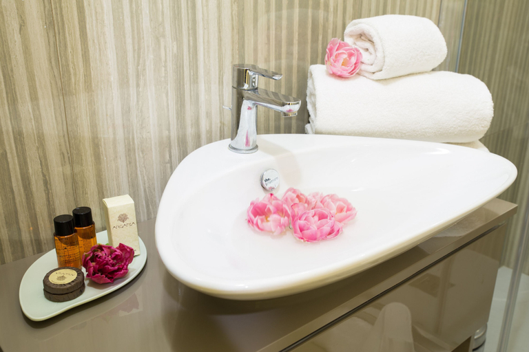 Bathroom 5, Hotel Jolanda, Genova