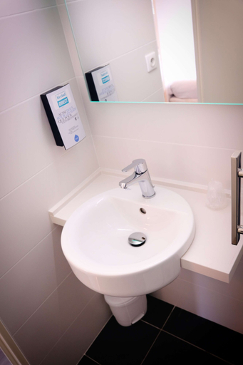 Bathroom 5, Kyriad ECO - Perpignan Nord Aéroport, Pyrénées-Orientales