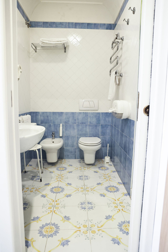 Bathroom 5, Hotel Terme Oriente - Beach & SPA, Napoli