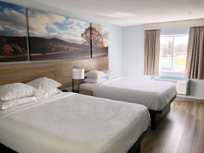 Bedroom 3, Days Inn & Suites by Wyndham Siler City, Chatham