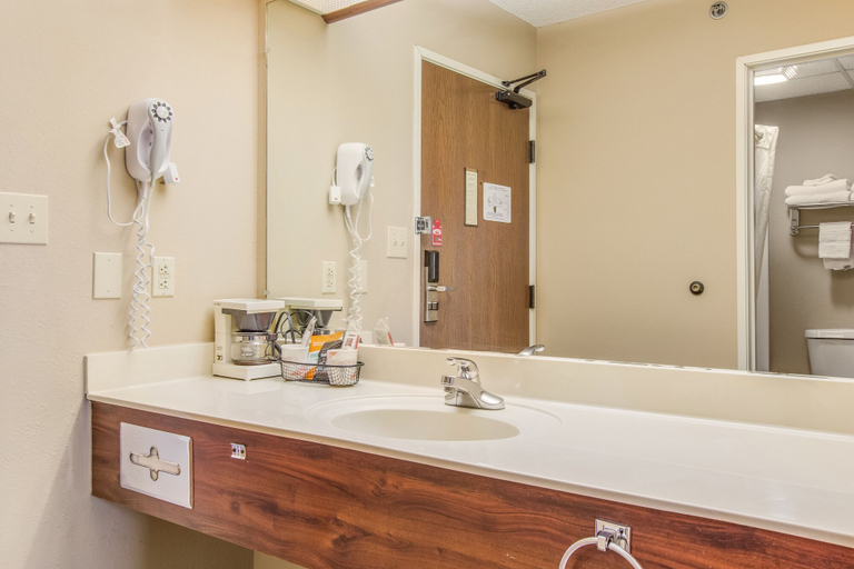 Bathroom 4, Econo Lodge Shelbyville, Shelby