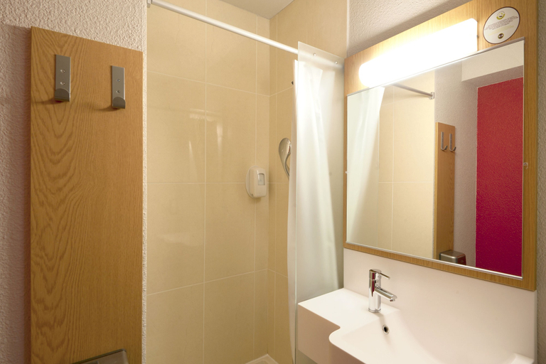 Bathroom 4, B&B HOTEL Grenoble Centre Alpexpo, Isère