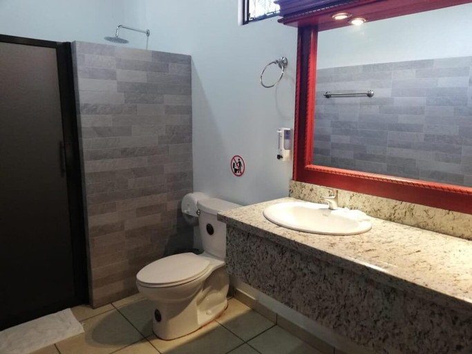 Bathroom 4, Hotel La Pradera del Arenal, San Carlos