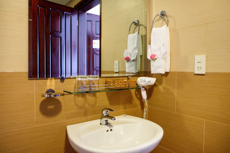Bathroom 4, Baly Hotel, Huế