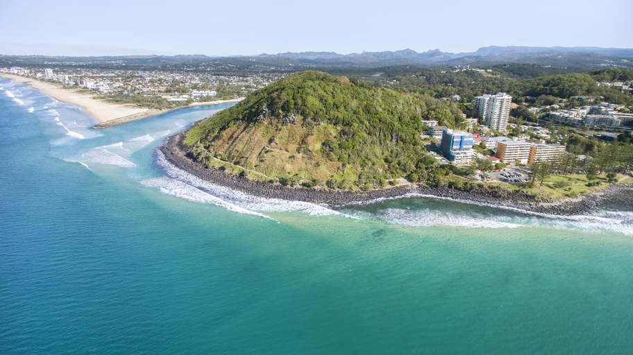 Oceanfront 3-Bed with Beautiful Views in Burleigh, Burleigh Heads