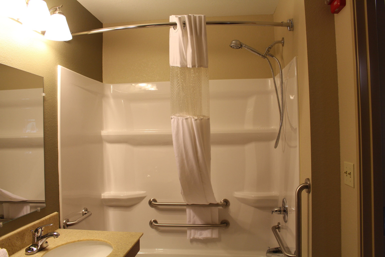 Bathroom 4, Suburban Studios Triadelphia - Wheeling at The Highlands, Ohio
