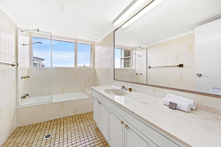 Bathroom 5, Southern Cross Beachfront Holiday Apartments, Gold Coast