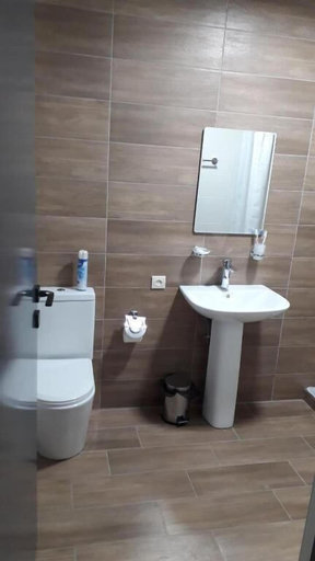Bathroom, Kaghni