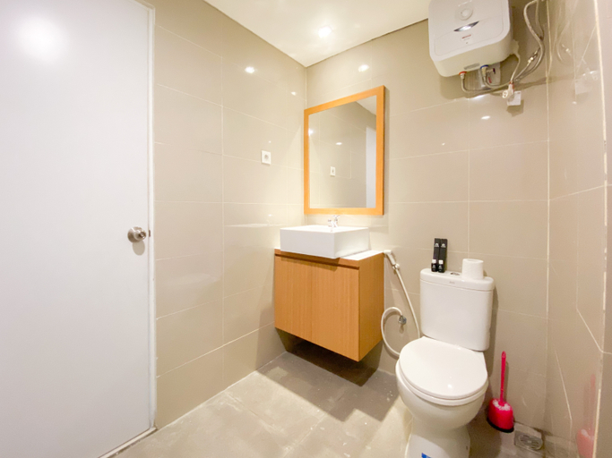Bathroom 5, Homey and Strategic Studio (No Kitchen) at Sentraland Semarang Apartment By Travelio, Semarang