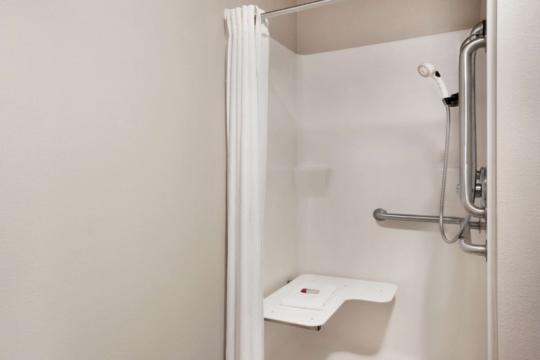 Bathroom 4, Baymont by Wyndham Hearne, Robertson