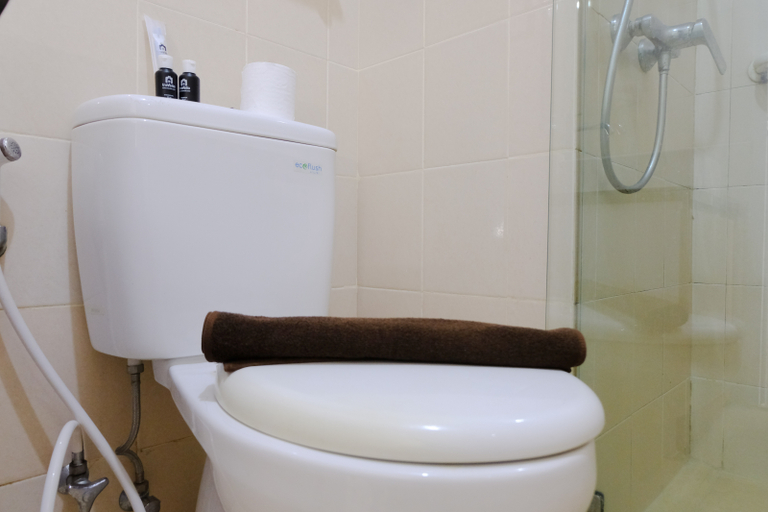 Bathroom 5, Modern Look 2BR at Apartment Parahyangan Residence By Travelio, Bandung