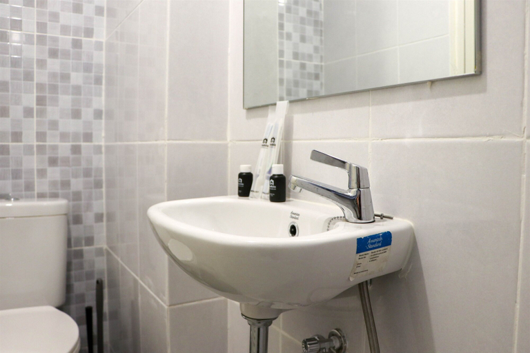 Bathroom 3, Compact And Tidy Studio At Tokyo Riverside Pik 2 Apartment, Tangerang
