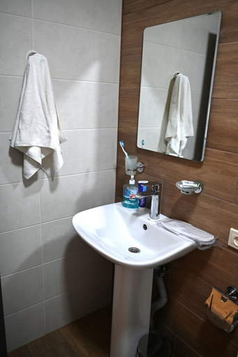 Bathroom 3, Kaghni