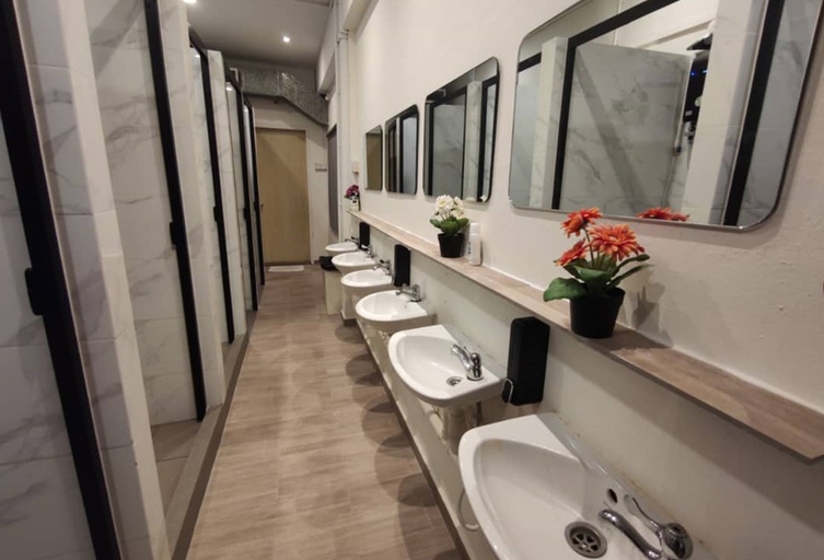 Bathroom 3, BEAT. Arts Hostel @ Chinatown, Singapore
