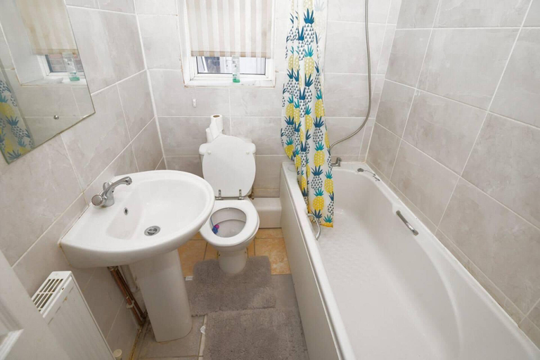 Bathroom, 3-beds House in Manchester for up to 6 People, Manchester